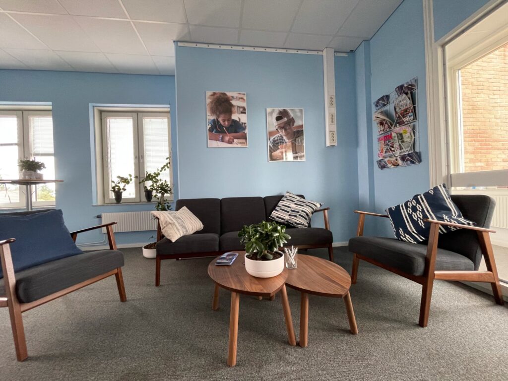 Ljust väntrum med soffor och fåtöljer