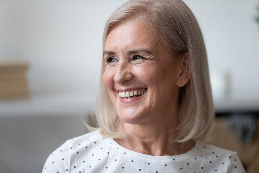 Leende kvinna